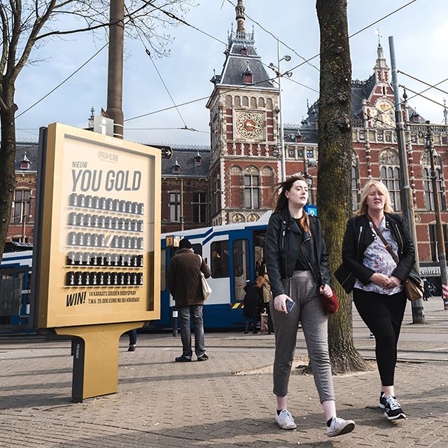 Axe продемонстрировала свой спрей для тела Gold Fresh на улицах Амстердама совместно с JCDecaux в Нидерландах.