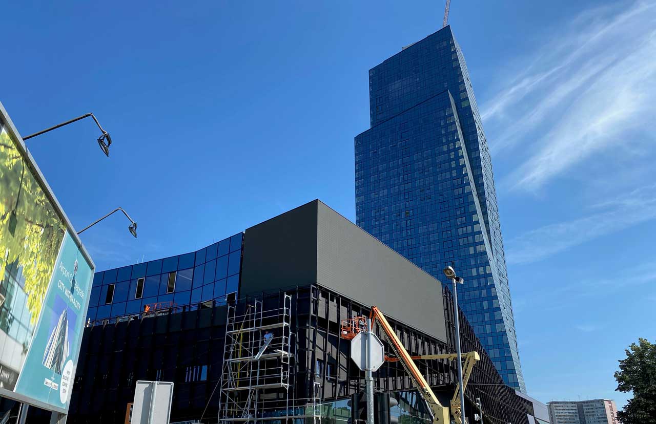 Large-Naked-eye-3D-LED-screens-in-serbia Большие 3D-LED-экраны, видимые невооруженным глазом, в Сербии