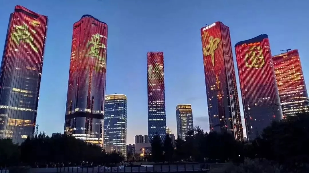 прозрачный светодиодный дисплей на стене здания