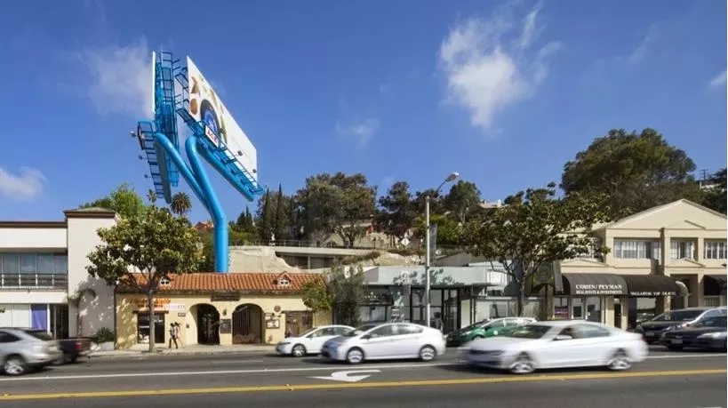 Wishbone-shaped billboard Рекламный щит в форме поперечного рычага