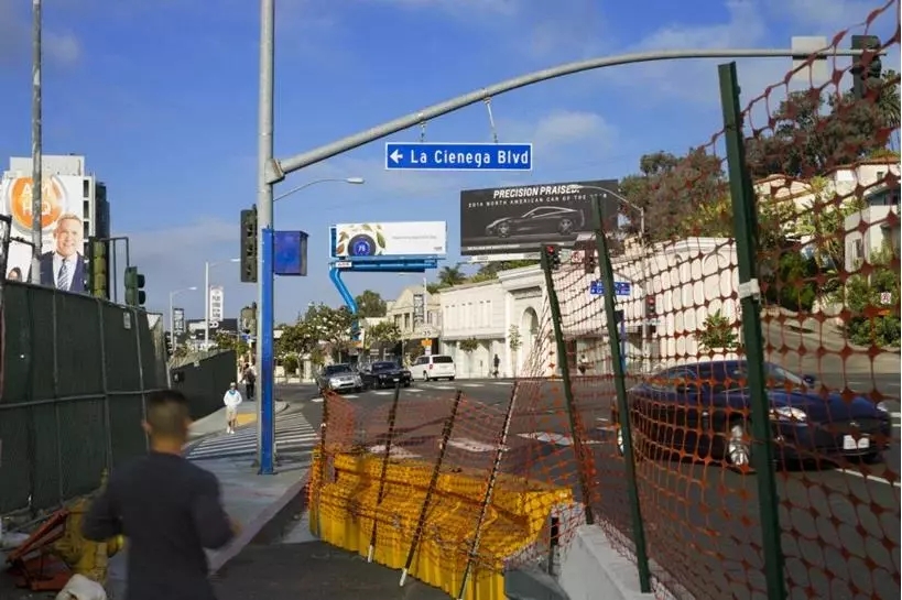 Wishbone-shaped billboard Рекламный щит в форме поперечного рычага
