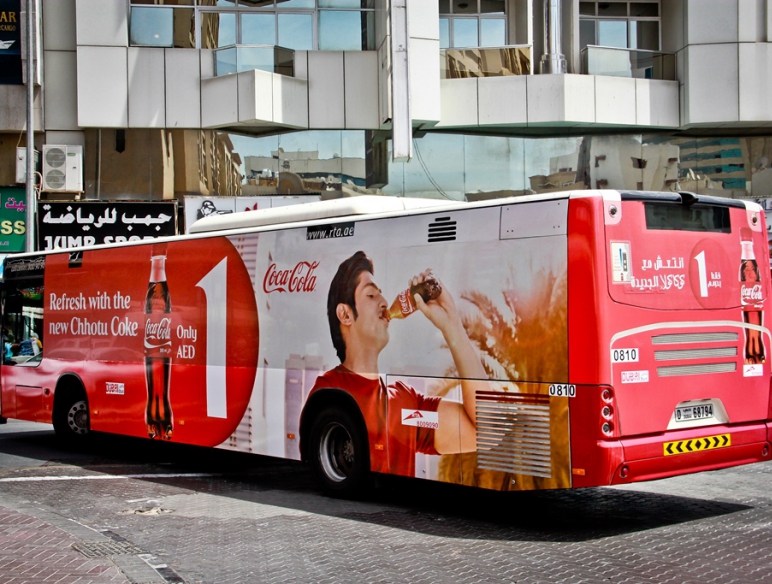 Реклама Coca-Cola на кузове автобуса