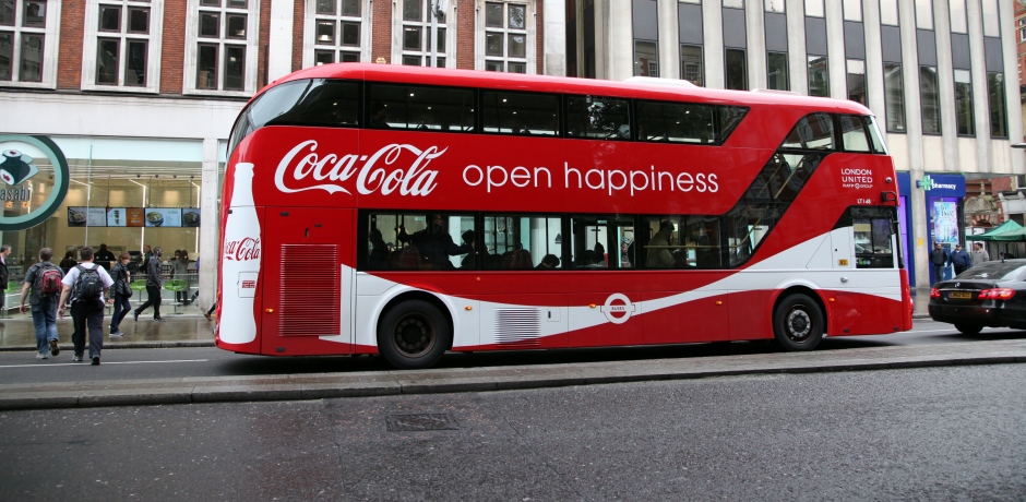 Реклама на кузове в автобусе Coca-Cola