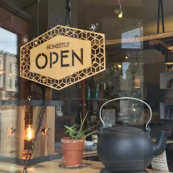 Необычная резьба по дереву с хрустальными персонажами.