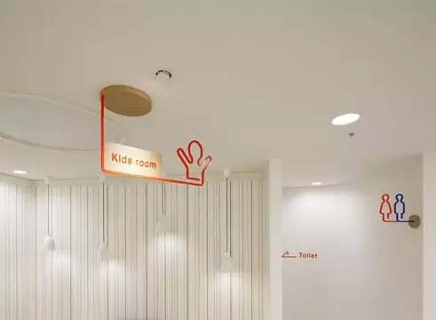 Специальная гибка знаков из профилей из нержавеющей стали.