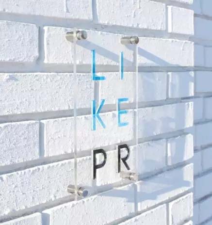 Таблички из акрилового хрусталя, гравированные и окрашенные.