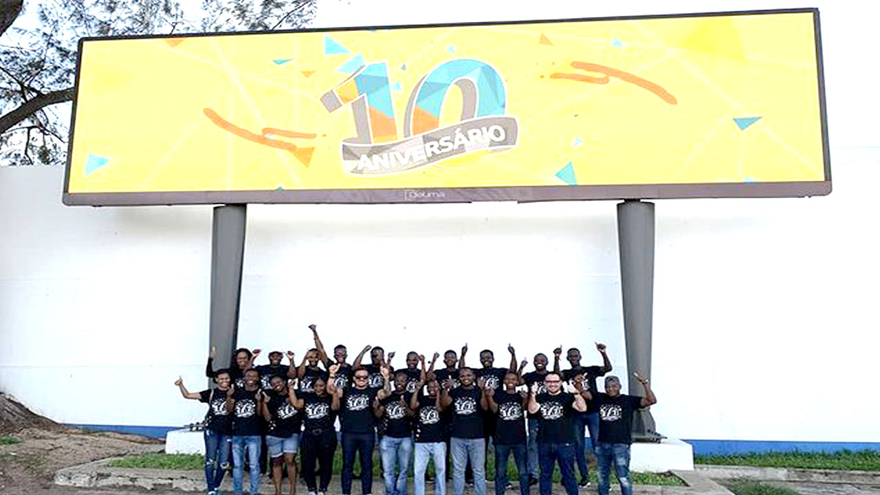 Как установить рекламный щит на наружном светодиодном экране в Африке