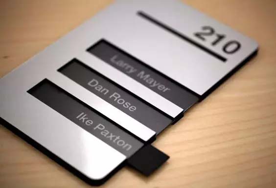 Скользящая основа из нержавеющей стали с акриловым листом.