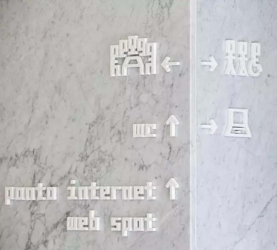 На доске ПВХ специальная резьба с надписью