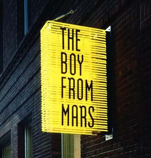 Неоновые огни с буквами из нержавеющей стали