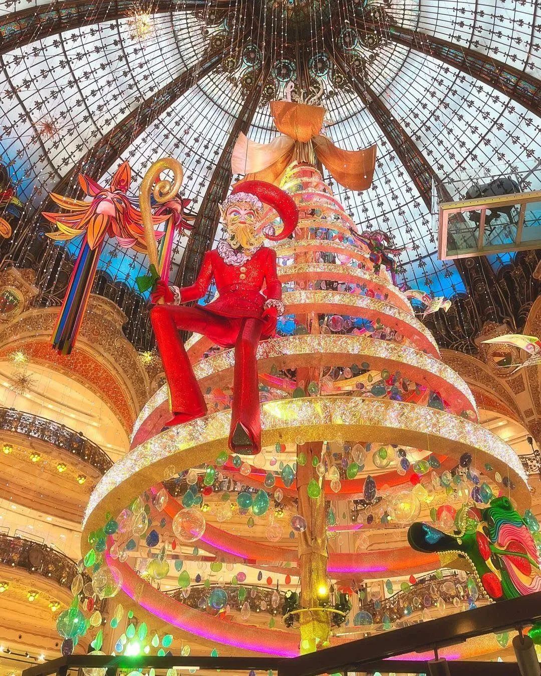 Париж, Франция – Галерея Лафайет Вихрь радости 