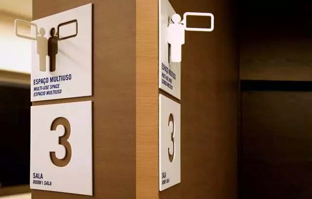 Акриловая комбинация специальной формы с резьбой и гибкой.