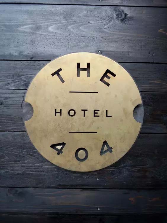 Полый логотип из старинной бронзы