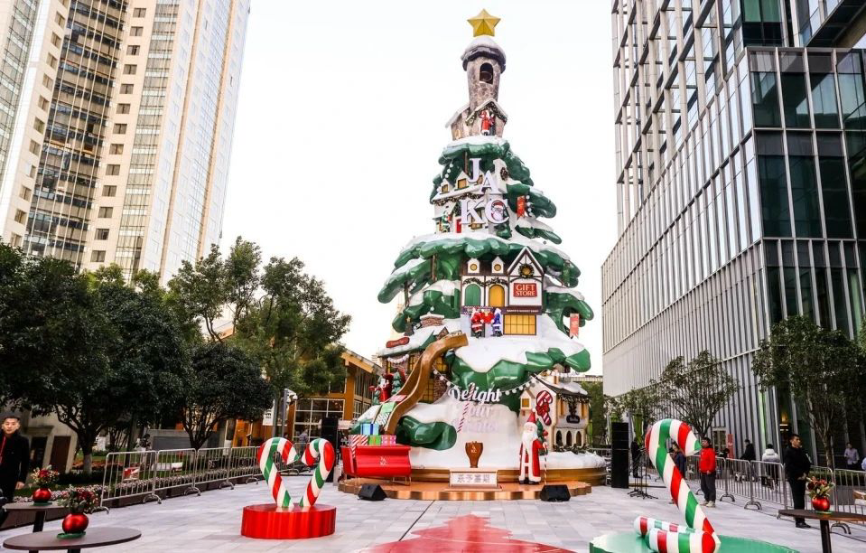 Шанхай, Китай – Центр Джинган Керри 