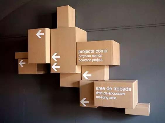 Комбинация картонной коробки с виниловой наклейкой с надписью