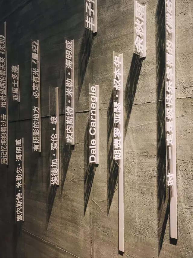 Буквы из акрилового хрусталя вертикальной формы