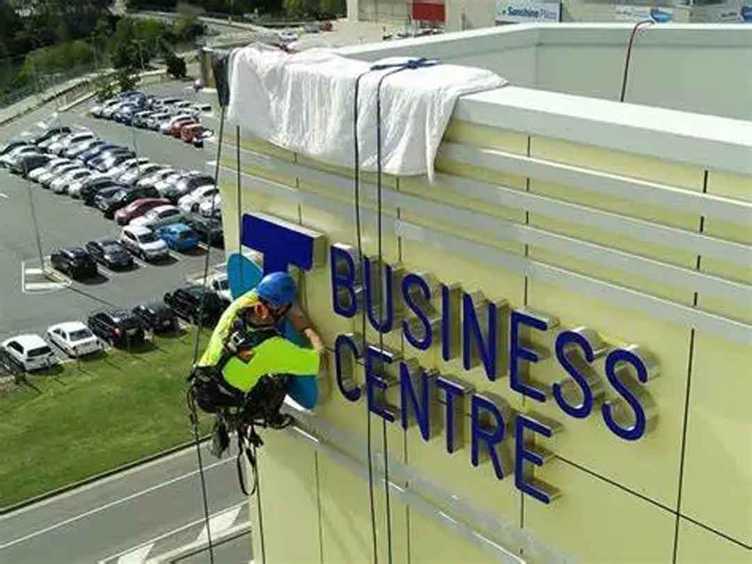 Монтаж светодиодной рекламы на высоте.