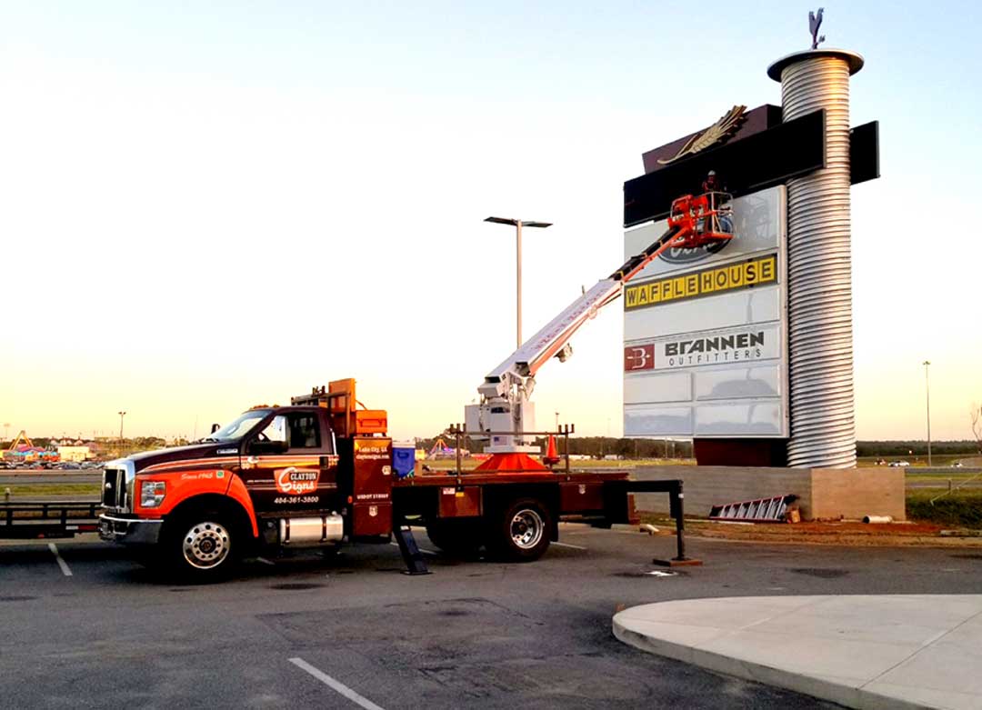 Установите светодиодную рекламную вывеску