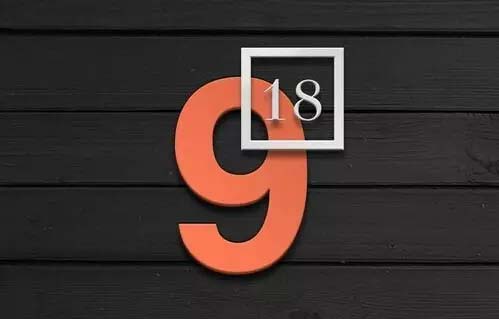 Скульптура из акрилового листа, наложенная в сочетании с цветом живописи