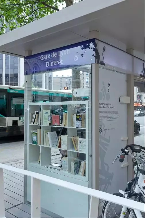  брать книги напрокат, остановка автобуса