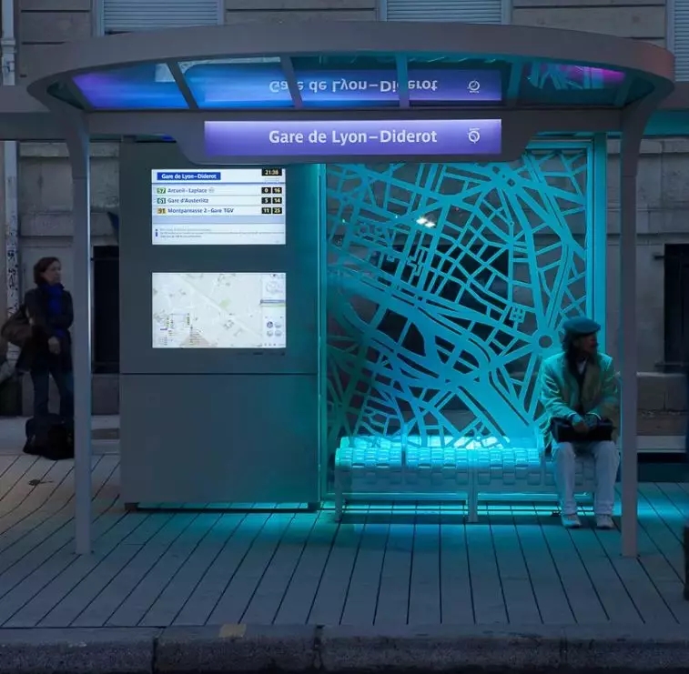 автобусная остановка с цифровой картой